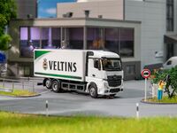 Faller - 161439 - LKW MB Actros Streamspace Kofferaufbau Veltins Getränke (HERPA)