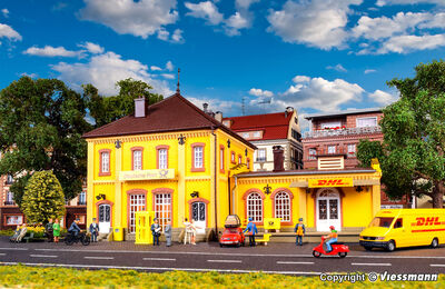 Vollmer H0 - 43774 - H0 DHL Deutsche Post Gebäude - Artikelbild