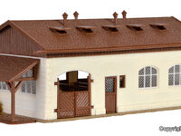 Vollmer H0 - 43790 - H0 Reitstall mit Pferdekoppel und Pferden - Artikelbild