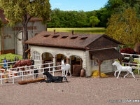 Vollmer H0 - 43790 - H0 Reitstall mit Pferdekoppel und Pferden