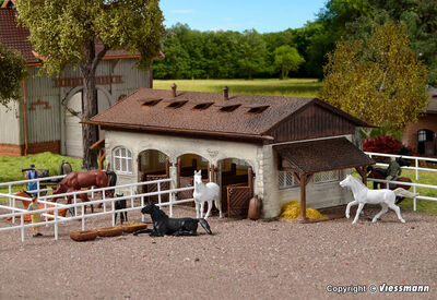 Vollmer H0 - 43790 - H0 Reitstall mit Pferdekoppel und Pferden - Artikelbild