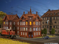 Vollmer H0 - 43807 - H0 Eisenbahner-Wohnhaus, Eckhaus - Artikelbild