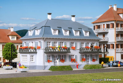 Kibri N - 37169 - N Stadthaus mit Balkon und Terrasse **Auslauf** - Artikelbild