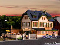 Kibri H0 - 38197 - H0 Gaststätte zur Eisenbahn - Artikelbild