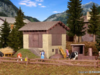 Kibri H0 - 38814 - H0 Stadel mit Zaun in Grevasalvas