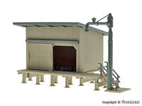 Vollmer H0 - 45779 - H0 Bekohlungsschuppen Mayrhofen im Zillertal/Österreich mit Wasserkran - Artikelbild