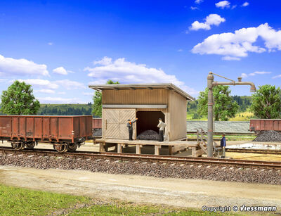 Vollmer H0 - 45779 - H0 Bekohlungsschuppen Mayrhofen im Zillertal/Österreich mit Wasserkran - Artikelbild
