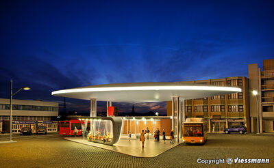 Kibri H0 - 39006 - H0 Moderner Busbahnhof Hauptgebäude mit einer Haltestation inkl. LED-Beleuchtung - Artikelbild