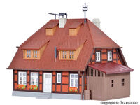 Kibri H0 - 38209 - H0 Haus Mühlenweg im Spreewald inkl. Hausbeleuchtungs-Startset - Artikelbild