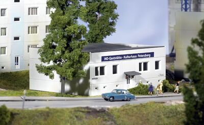 Piko H0 - 61148 - Plattenbau Gaststätte - Artikelbild