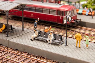 Faller H0 - 180867 - 2 Bahnsteigbänke - Artikelbild