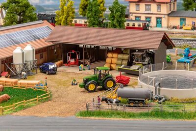 Faller H0 - 130584 - Geräteunterstand, Güllegrube und Futtermittelsilos - Artikelbild